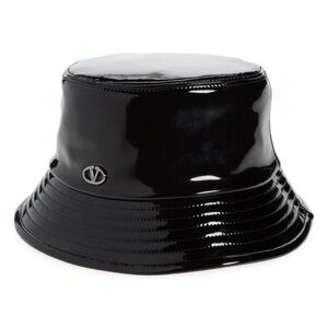 Valentino Garavani Logo Plaque Faux Patent Leather Bucket Hat Black 57 NWT FW24